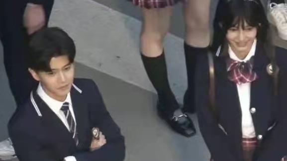 任嘉伦|辣妈Baby扮高中生上瘾？新路透剪齐刘海美成校花，任嘉伦校服装超帅