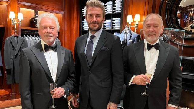 贝克汉姆|贝克汉姆分享长子即将结婚喜讯，与爸爸及岳父试穿礼服合影心情好