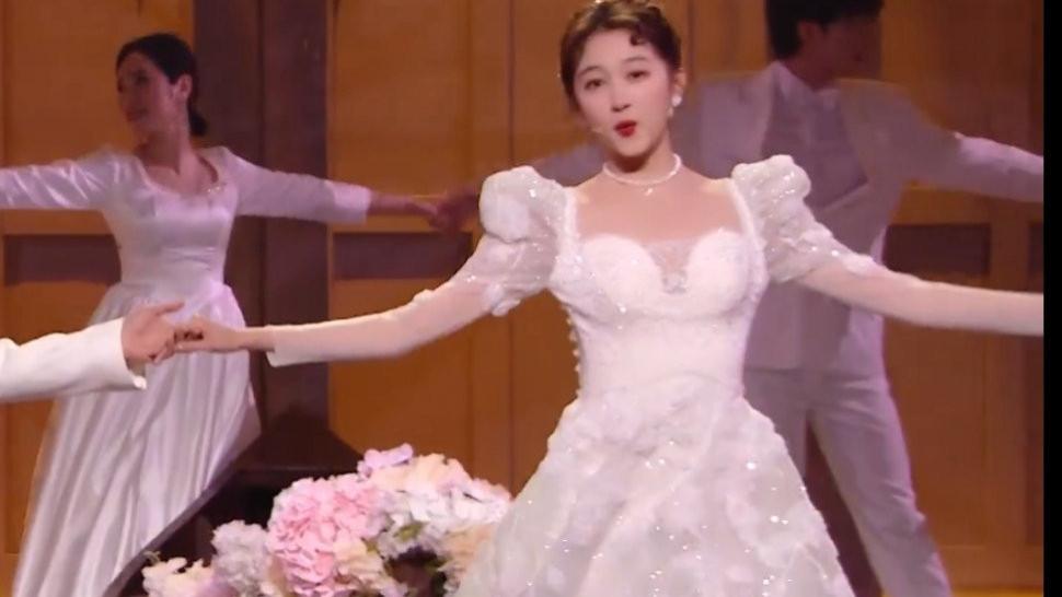 陆毅|关晓彤婚纱造型好梦幻，可惜在身边的不是鹿晗，而是花花