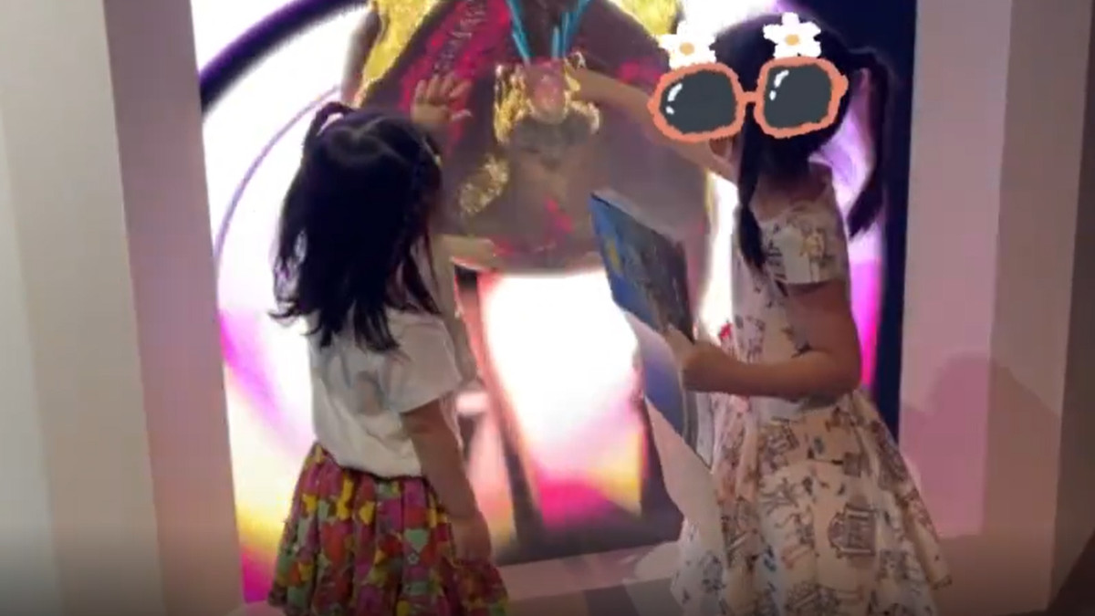 姐姐|方媛带俩女儿看恐龙化石，挎奢侈包腰细腿长，C宝和妹妹软萌可爱