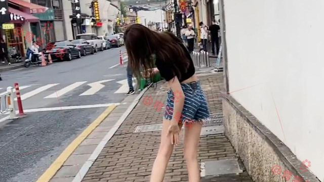 浙江一女生穿短裤被蚊叮腿，当街抹花露水引热议：爱了，羡慕蚊子