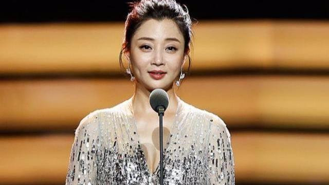 殷桃|《女人万岁》待播，势头大好的殷桃挑大梁，用阅历鼓励40+女性