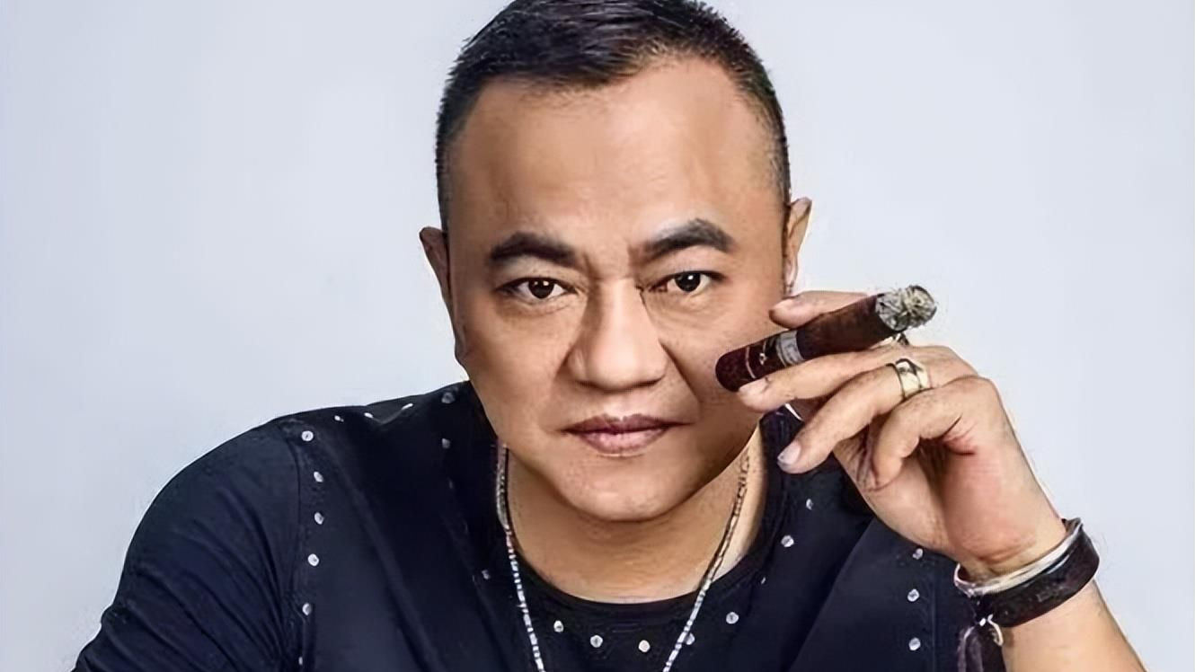 赵本山|夜总会打手出身，赵本山身边红人，凭实力娶警察当副董