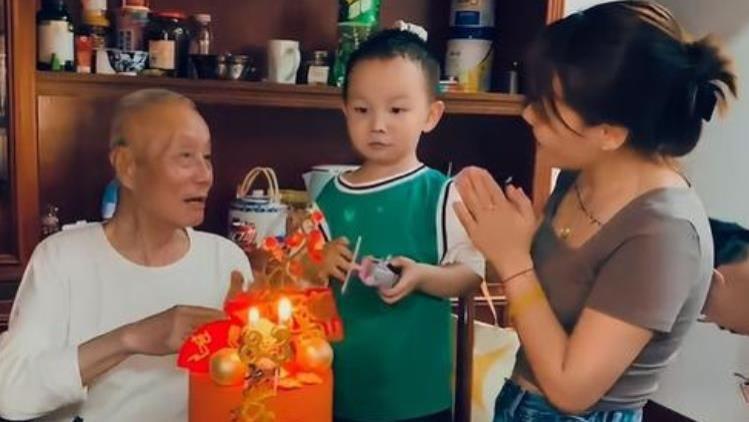 李沁|熊磊带楷楷在爷爷家过端午节，晒全家人团聚的视频，却被网友嘲讽。