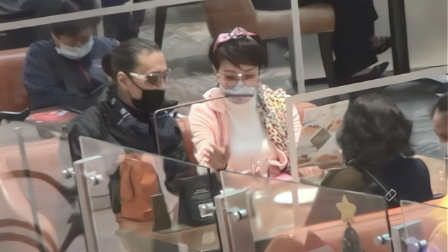 谢贤|85岁谢贤与友聚餐，前妻狄波拉对其照顾周到，两人道别前当众亲吻