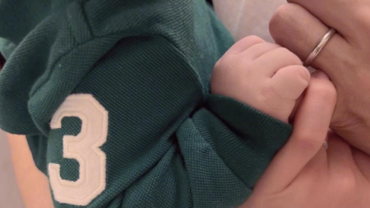 林志玲|林志玲晒一家三口牵手照，庆祝结婚3周年，儿子肌肤白皙超可爱