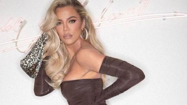 陈晓|科勒·卡戴珊露肩连衣裙凸显身姿曼妙，手戴巨钻，堪比玛丽莲·梦露