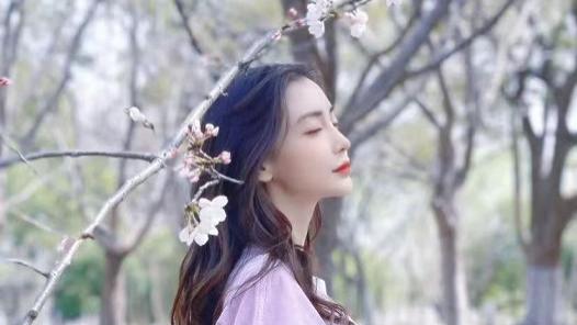 Angelababy|baby罕晒小海绵，母子俩打扮潮范雨天不打伞闲逛，惹路人回望