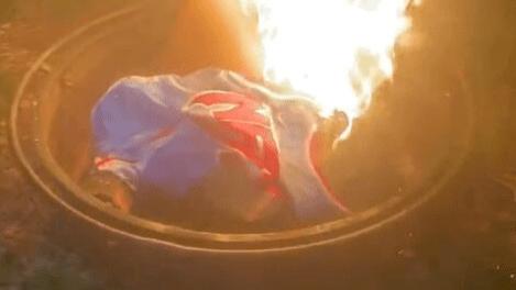 篮网队|无能狂怒！篮网0-3落后，杜兰特沮丧砸球，球迷焚烧哈登球衣