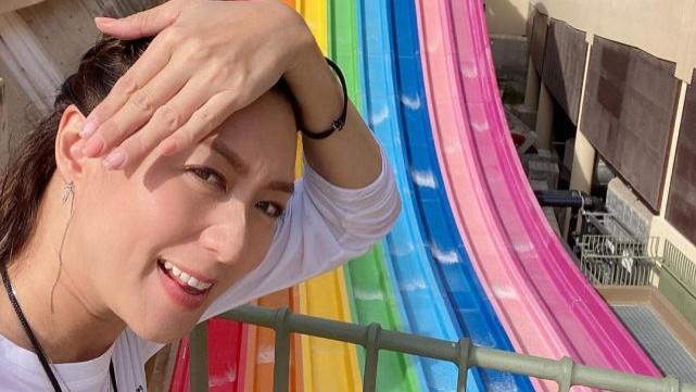 姚嘉妮|TVB女艺人姚嘉妮带子女玩水上项目过暑假 与大15岁老公依旧恩爱