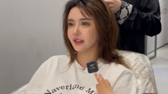 韩安冉|网红韩安冉又出来“作妖”！带女儿烫头痛得哇哇哭，消费女儿成瘾