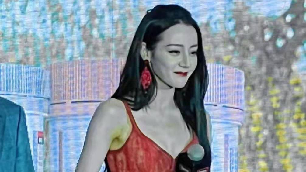 迪丽热巴|迪丽热巴穿尖领长裙亮相，脸部僵硬惹争议，被质疑整过容