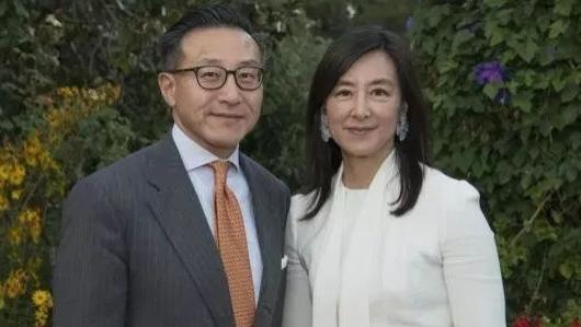 篮网队|NBA老板第三巨富，千亿级资产！57岁俘获美娇娘，一家五口幸福