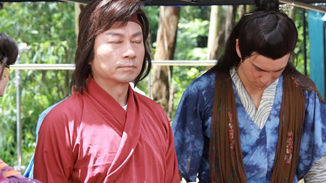 黎耀祥|心疼！58岁TVB视帝为新剧赶进度缺乏休息，自曝站着都能睡着