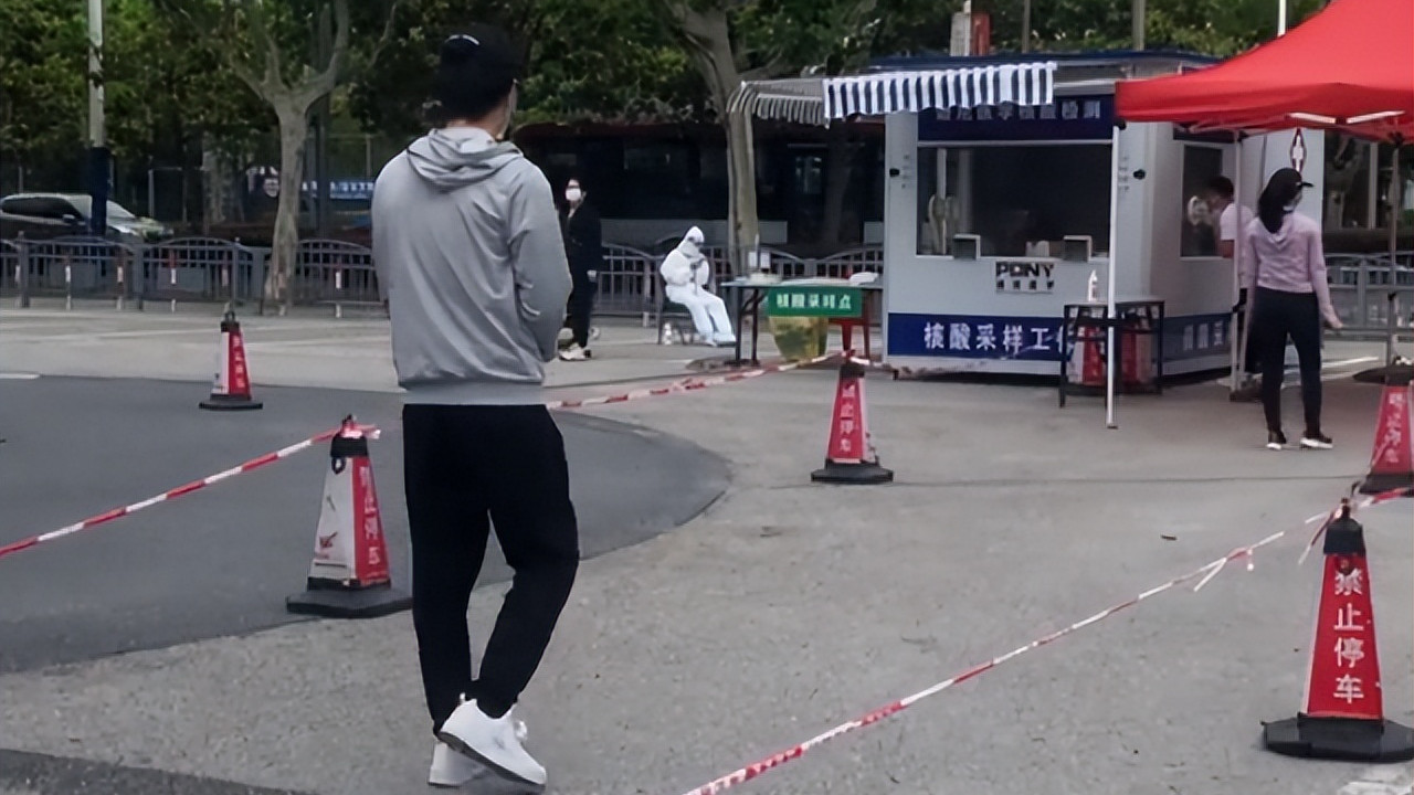 陈晓|甜！陈晓夫妇牵手小区做核酸，单手插兜背影颓废，陈妍希圆润发福