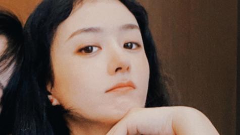 赵丽颖|赵丽颖假期照片曝光，宅家喝奶茶、带娃很放松，不化妆更显嫩