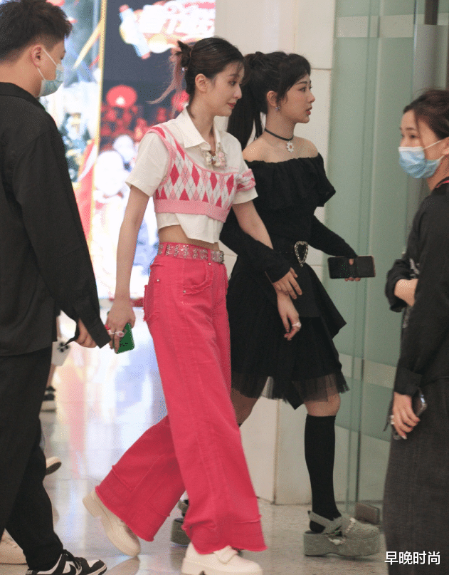 杨紫真是女大十八变！晒日常美出新高度，身材脸蛋都越来越优越了