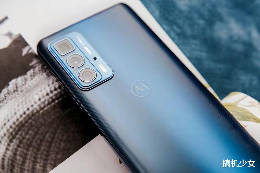 |友商性价比更高一筹，骁龙870+潜望长焦，12+56GB大容量仅1999元