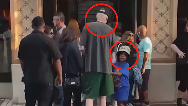 金·卡戴珊|金卡戴珊秀豪宅大床，穿睡衣伸懒腰太惬意，小13岁男友带儿子逛街