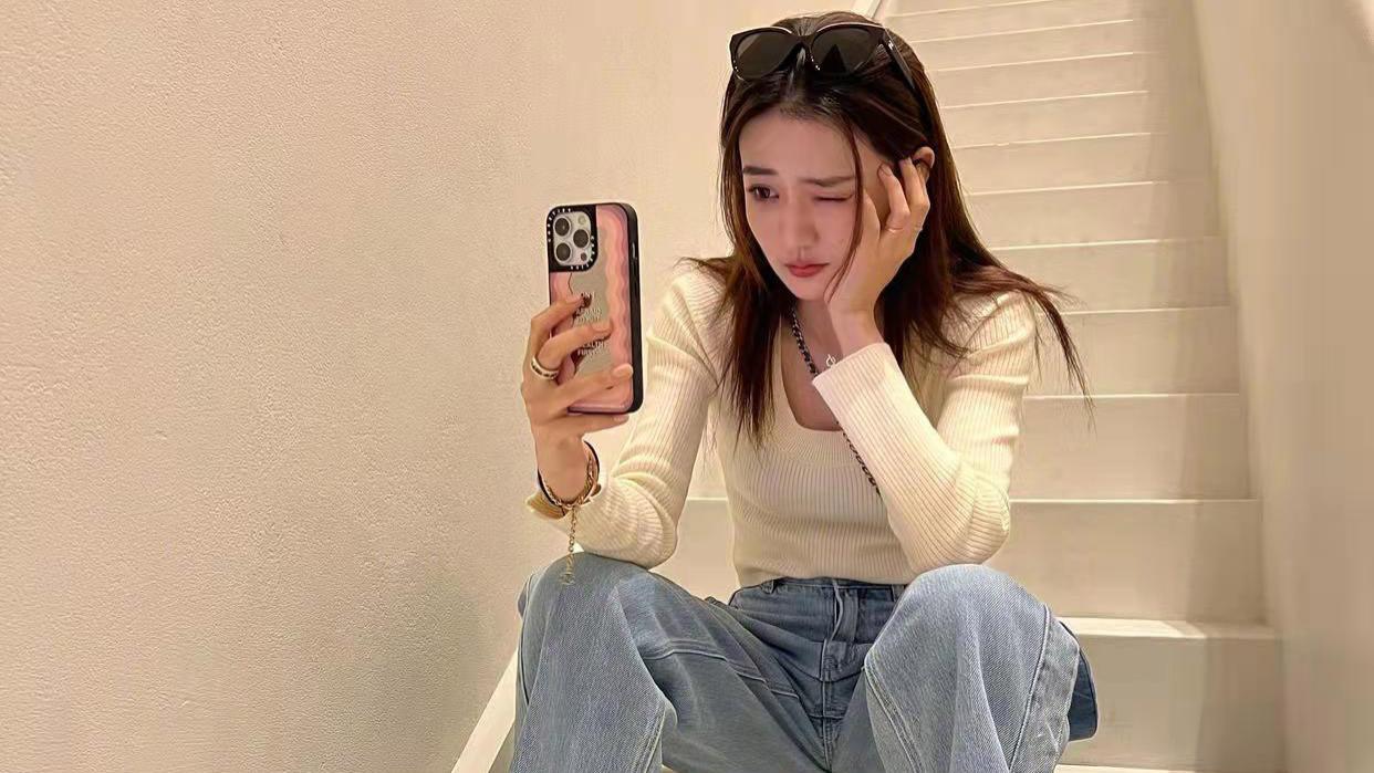 大S|徐璐居家生活照曝光，被指“坐姿不优雅”，引起网友热议