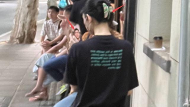 奚梦瑶|奚梦瑶解封后外出买咖啡被偶遇，街头与老公何猷君视频，好甜蜜