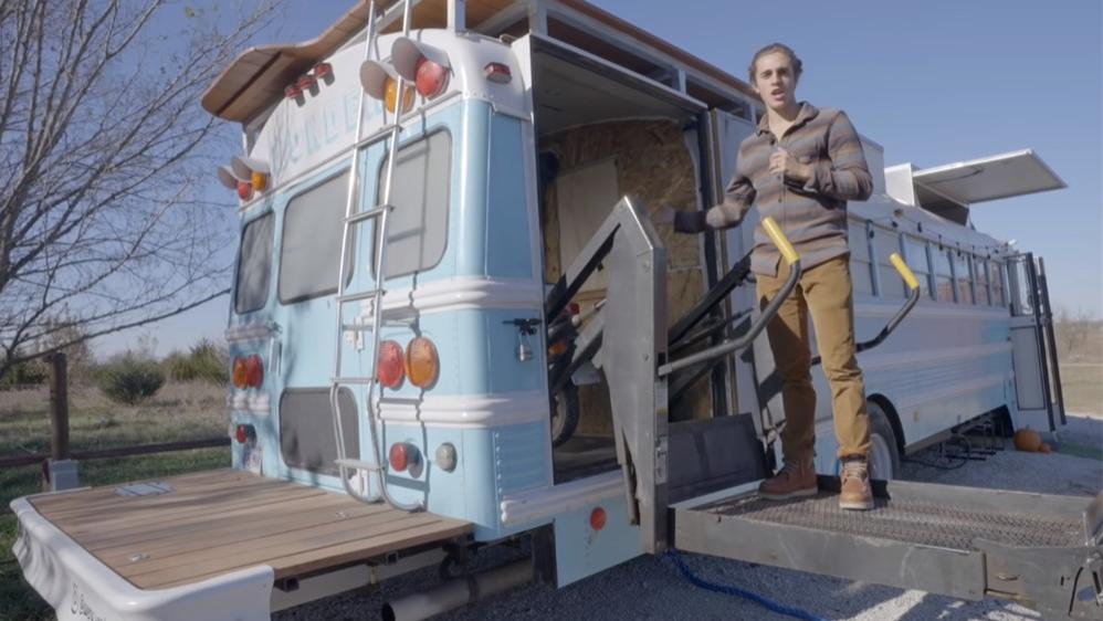 小夫妻在“螺蛳壳里做道场”：旧校车变24㎡蜗居，半平米都不浪费