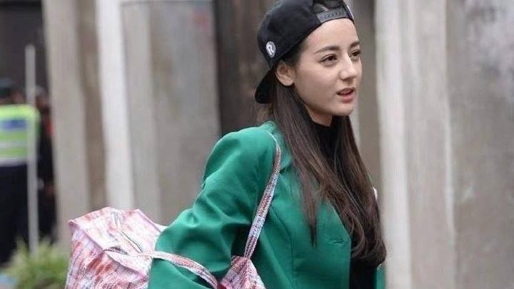迪丽热巴|迪丽热巴进组背蛇皮袋，网友：这也太接地气了！