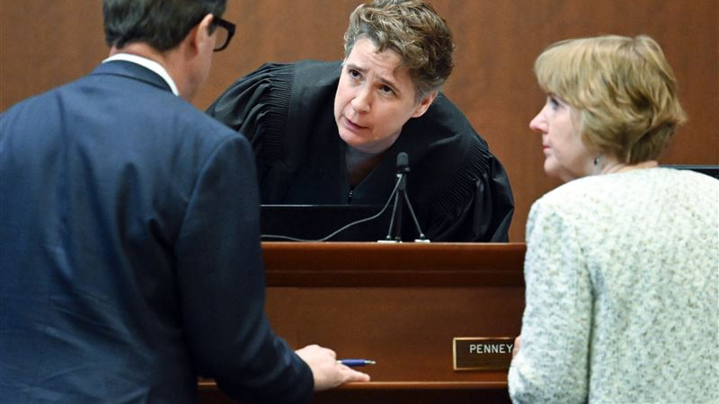 强尼·戴普|女法官警告强尼戴普！网友暗笑：赢定了，安柏赫德当场垮下脸