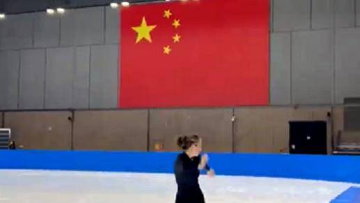 谷爱凌|谷爱凌亮相洁白冰场，五星红旗很醒目，网友：连这个都要争冠军？