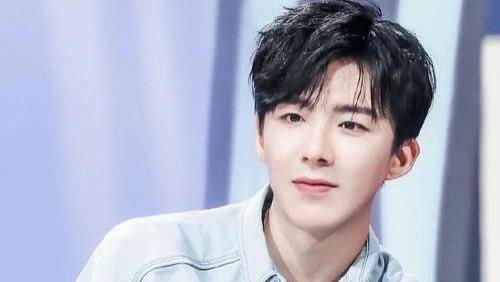 刘宇宁坐轮椅，去医院看脚伤，是摆拍还是卖惨？