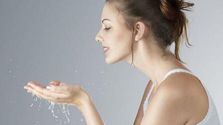 化妆水 聚美涵熙护肤：常见的化妆水类型