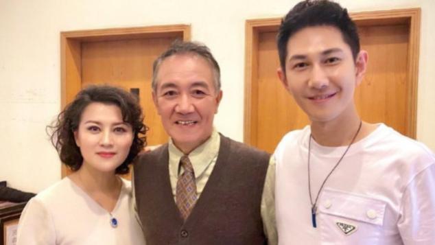 李幼斌|李幼斌携妻子出镜，他头发花白老态尽显，妻子仍然貌美十分年轻