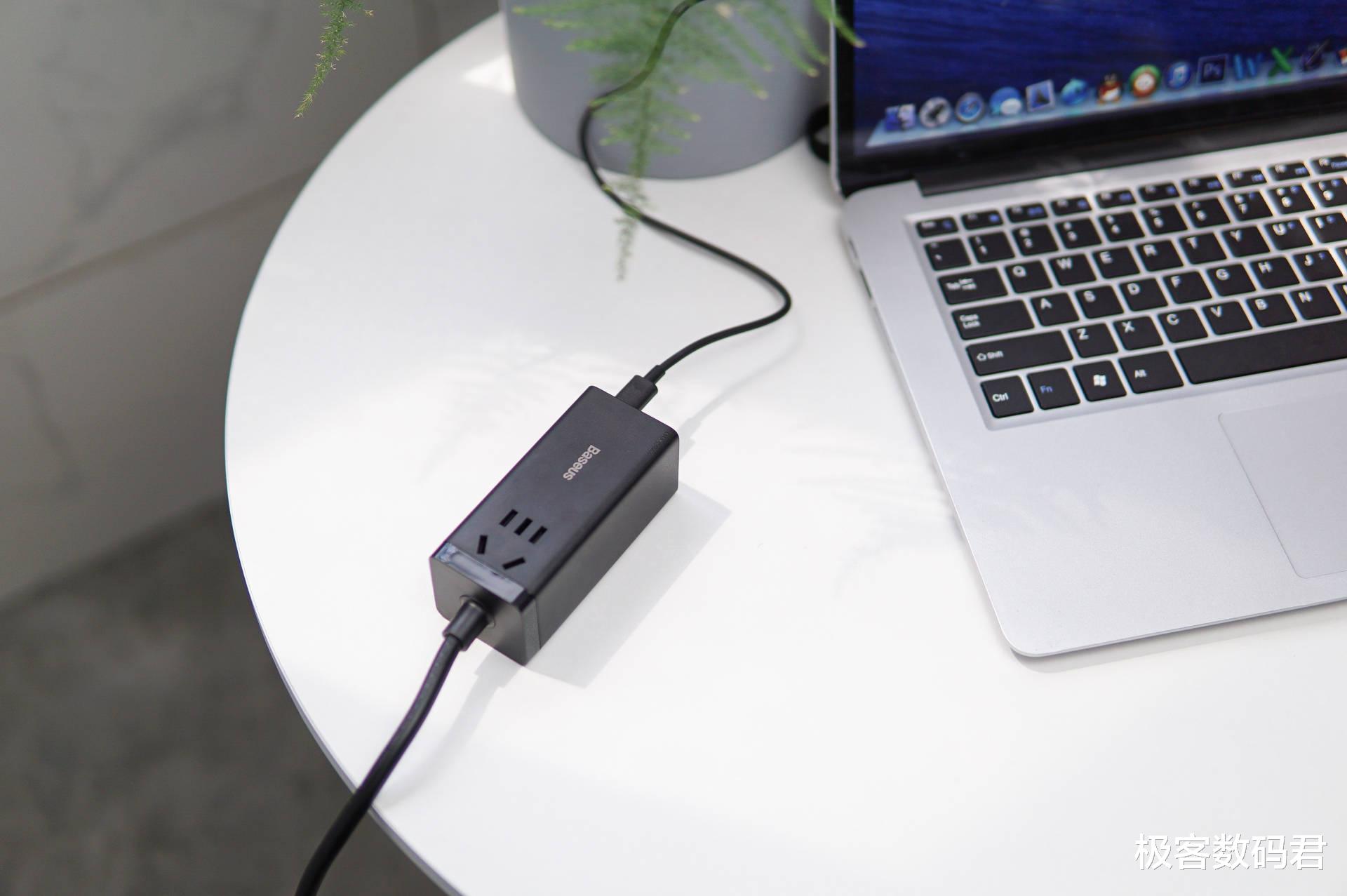 充电器|真的爽到我了!有了它插排和充电器都省了,65W氮化镓桌面充电器