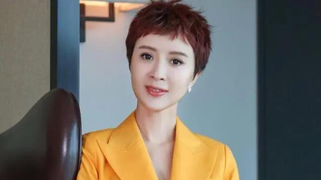 金巧巧|金巧巧好身材藏不住，情人节别人发视频秀恩爱，而她秀起了好身材