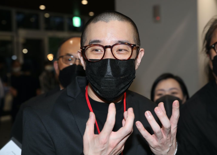 39岁房祖名公开露面,与妹妹一样留寸头,罕谈成龙<em>林凤娇</em>爱情