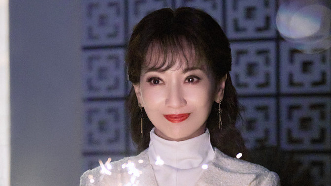 护肤品|真是美人坯子！69岁赵雅芝穿白色西装玩烟火棒，满面春光年轻得很