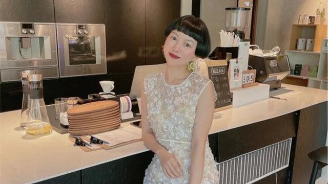 短发 短发不配拥有高级？上了年纪的女人这样穿，蘑菇头也能更优雅