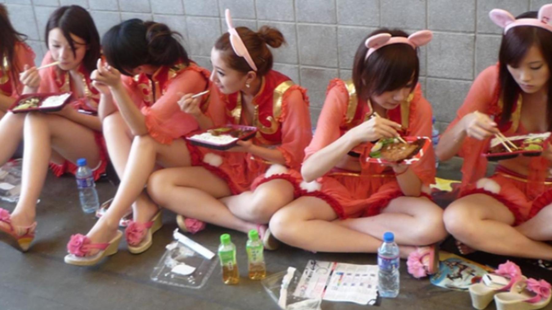 横店|横店群演“美女泛滥”，70块钱一天蹲地吃盒饭，梦想一夜成名