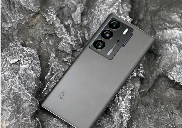 中兴|中兴Axon50Ultra直接起飞，第四代屏下技术、135W快充