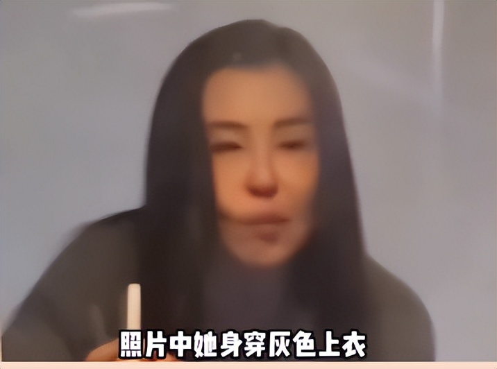 55岁王祖贤佝偻身体在小店吃火锅，吃完用手擦嘴！身材发胖认不出