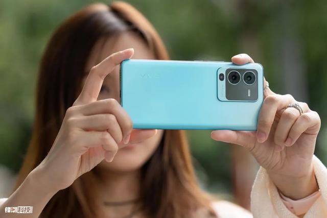 vivo s15|图赏：对vivo S15系列这个颜值，大家jio得可以打几分呢？