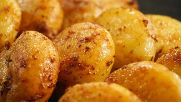 枇杷|土豆新吃法，不用切不用炒不红烧，上桌一个都不剩，全家都抢着吃