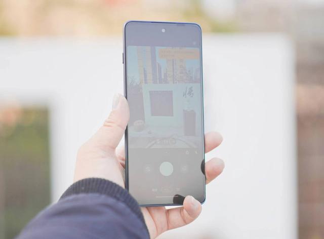 摩托罗拉|摩托罗拉新机亮相，144Hz+4nm，5600mAh大电池加持