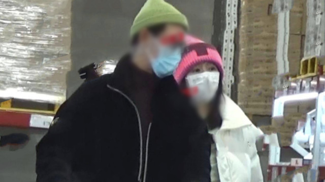 蒲巴甲|与梁洁分手后，蒲巴甲开豪车带美女逛街回家，两人帽子颜色亮了