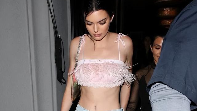 凯莉·詹娜|詹娜与闺蜜现身音乐节！黑色吊带+小脏辫，合影站C位高调炫腹