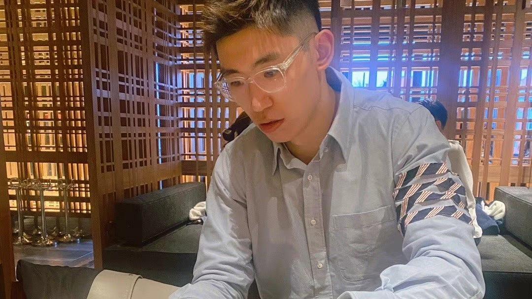 男排|男排队长妻子晒照，两人难得聚餐，没有比赛享受假期时光