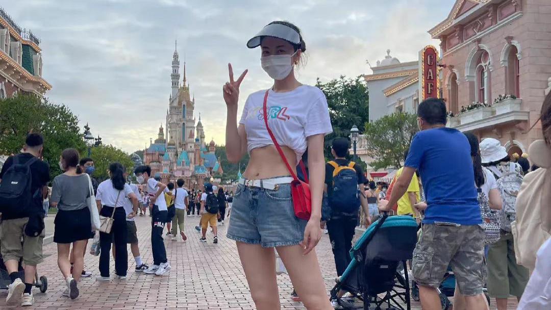 熊黛林|熊黛林带娃出游，打扮清凉大秀纤腰长腿，和老公坐旋转木马秀恩爱