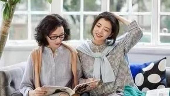穿衣搭配|?既然已经不再年轻，那就穿出优雅气质来！三木妈妈的穿搭值得借鉴