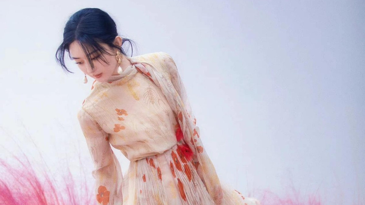 赵丽颖|赵丽颖新大片看着头好晕！不穿迪奥换华伦天奴美出新高度，超惊艳