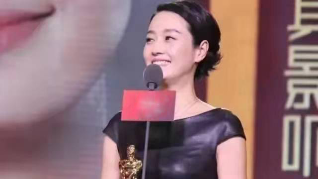 马伊琍|马伊琍领奖的旧照曝光，穿无袖长裙严丝合缝，侧身曲线太美惹争议